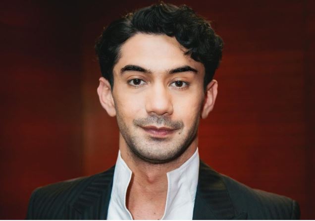 Reza Rahadian Jadi Host Berita: Bakat Serba Bisa Bikin Netizen Kagum!