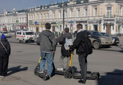 Самокатные лайфхаки от омских студентов: как ездить ночью, трезвым и "в одно лицо"