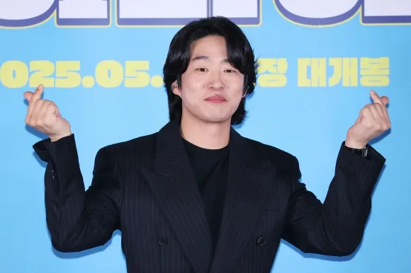 유아인, '하이파이브' 베일 벗다… 4년 만의 컴백, 논란 속 빛나는 연기력 주목