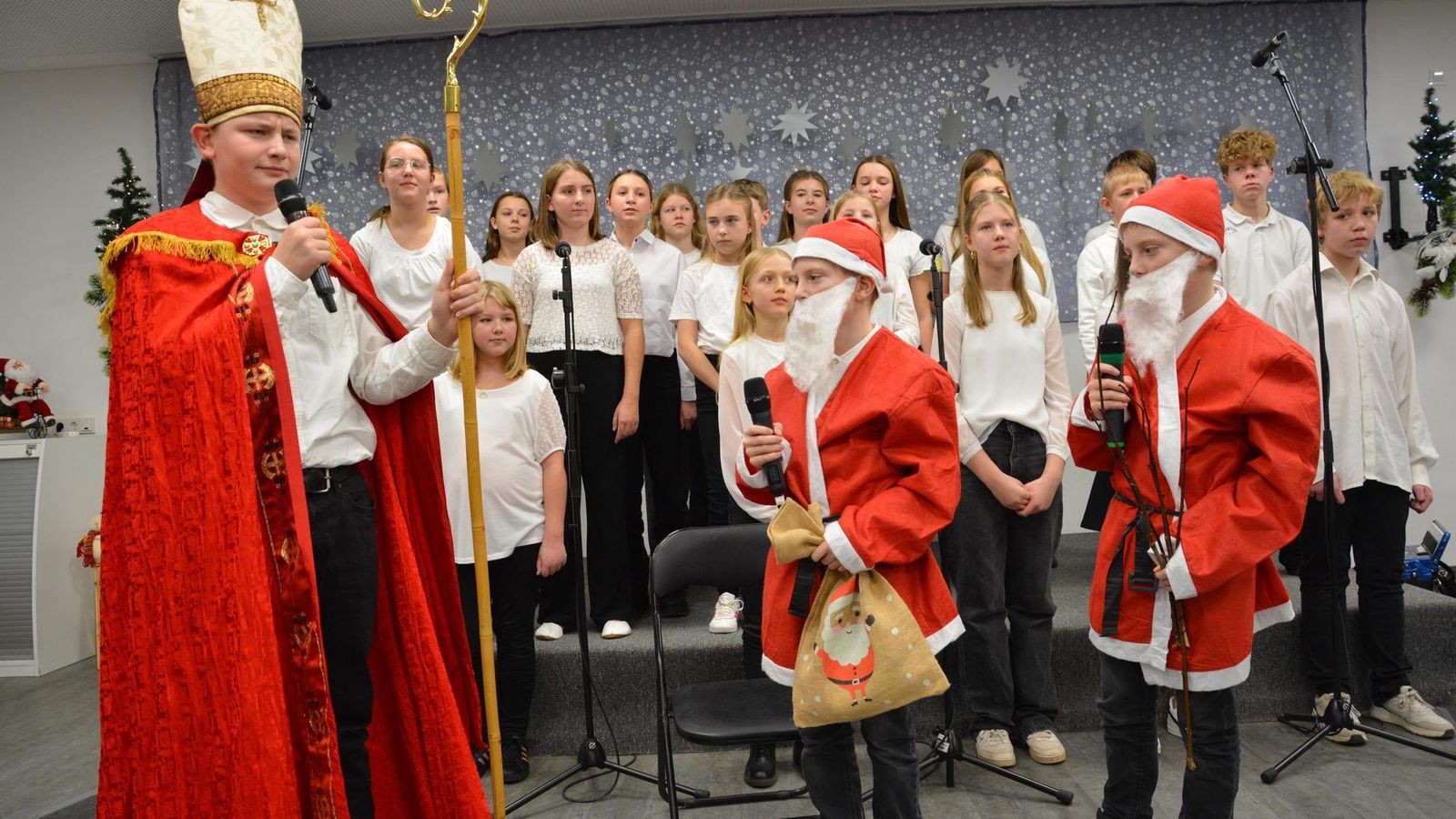 Weihnachtskonzert in Niederorschel: Ein rappender Knecht Ruprecht begeistert das Publikum