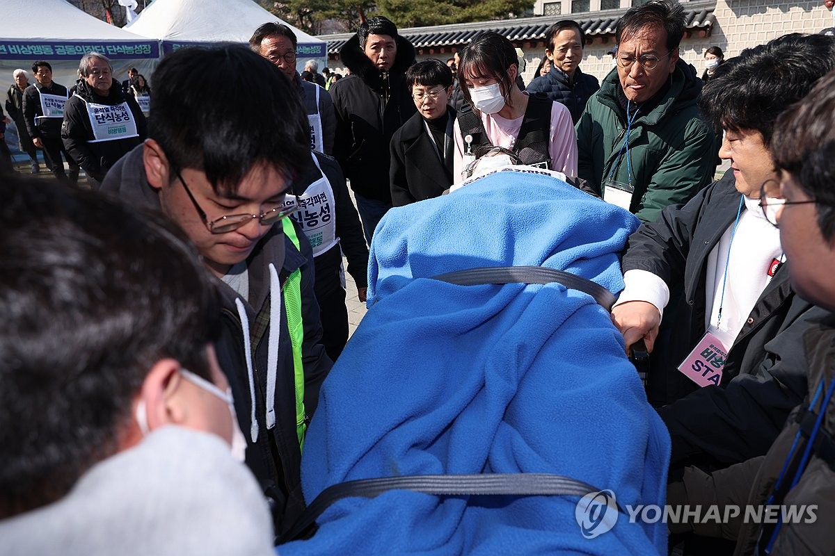 진영종 대표, 윤석열 즉각파면 농성 중 건강 악화로 병원 이송