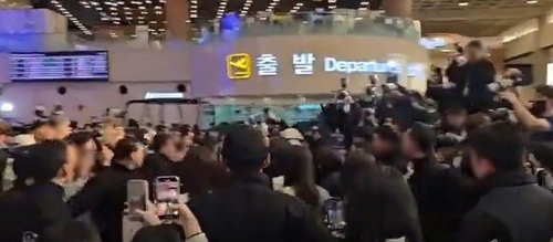 인천공항 연예인 출국 사고, 경호원과 일반인 승객 충돌
