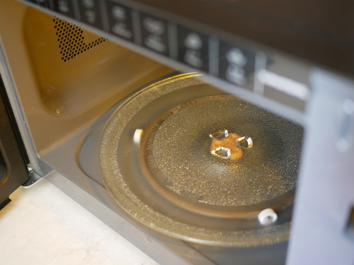 電子レンジのターンテーブルが回らなくなったらどうする？使うべき？