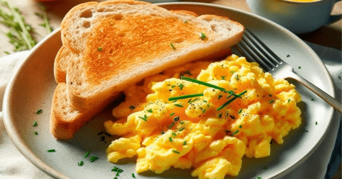 El truco INFALIBLE para preparar los huevos revueltos más cremosos de tu vida en solo 5 minutos