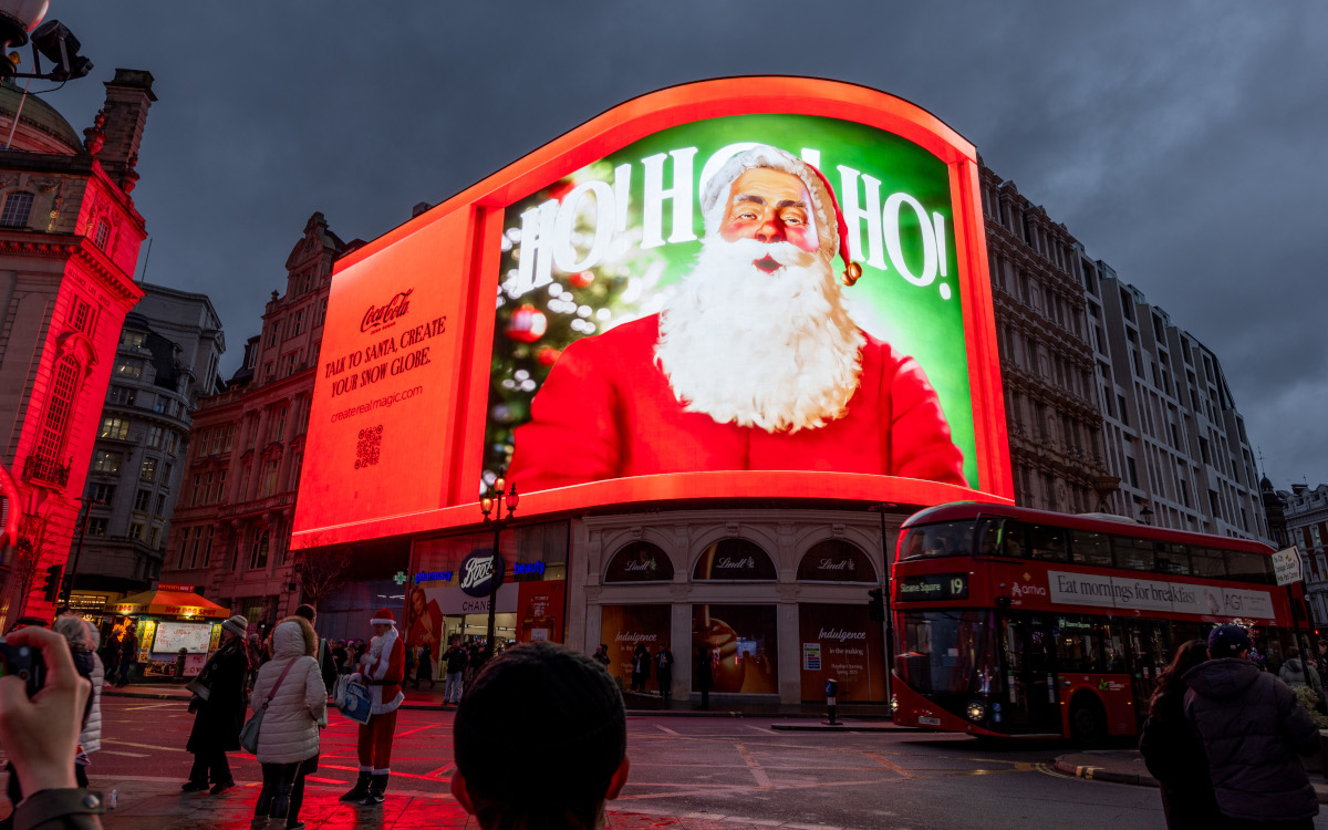 Coca-Cola revolutioniert die Werbung: Virtuelle Schneekugeln treffen auf KI-Technologie