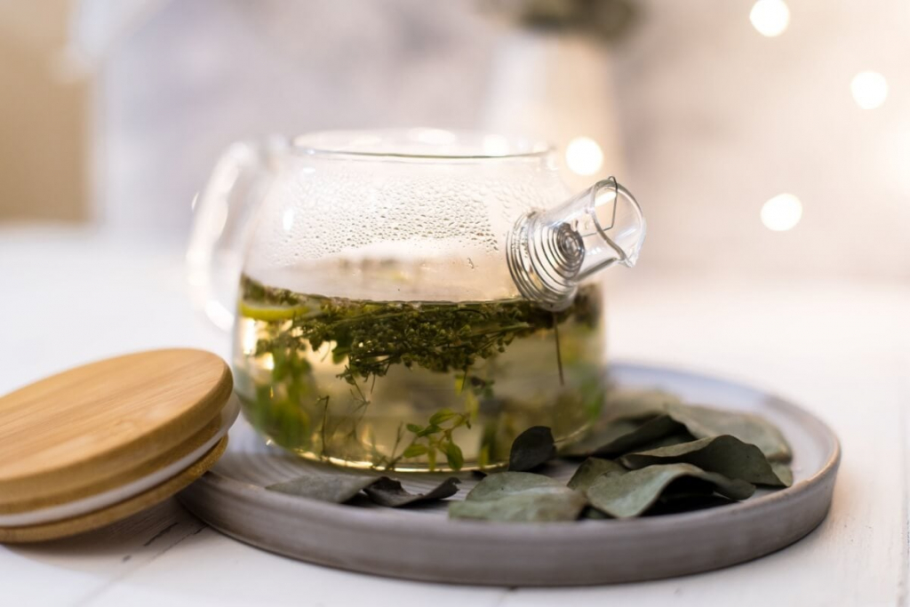 5 Chás de Ervas Naturais para Aliviar Sintomas de Outono