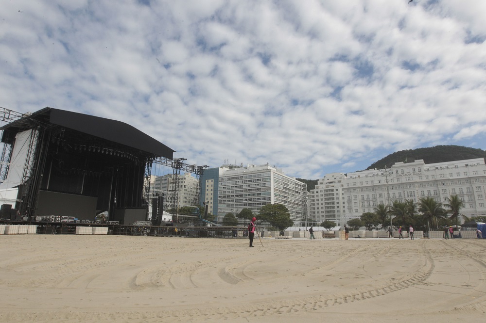 Lady Gaga deve chegar ao Brasil hoje para show em Copacabana com noivo bilionário