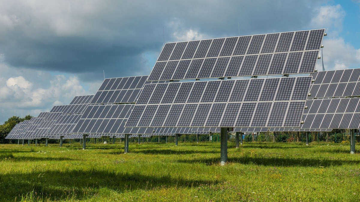 Révolution énergétique en Afrique : les Émirats investissent dans un projet solaire aux Comores
