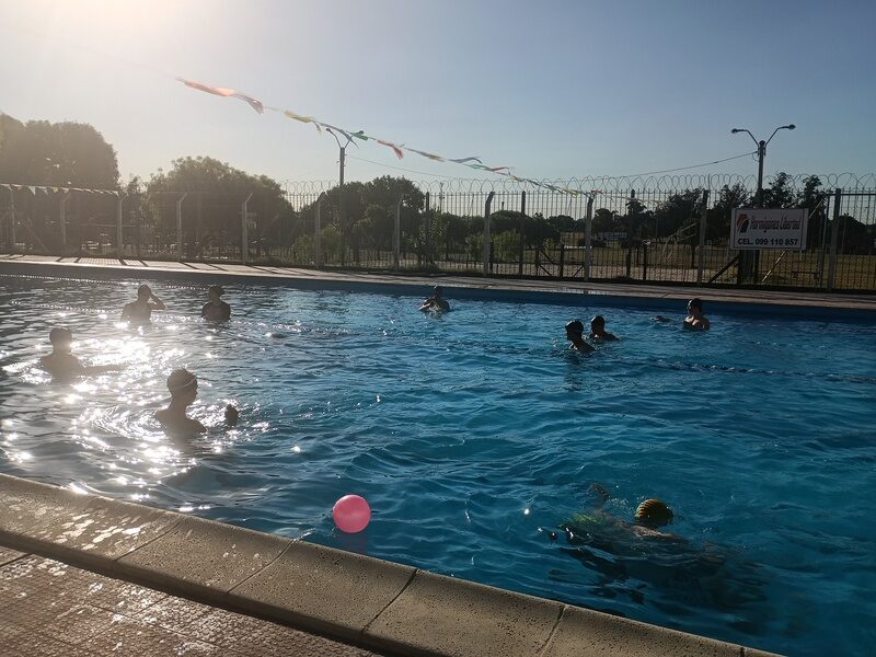 Más de 350 personas por semana disfrutan de la piscina de la Plaza de Deportes en su última temporada al aire libre