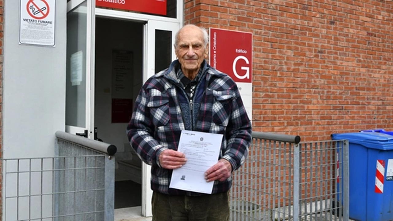 102 anni e ancora al volante: Salvatore Falconi rinnova la patente