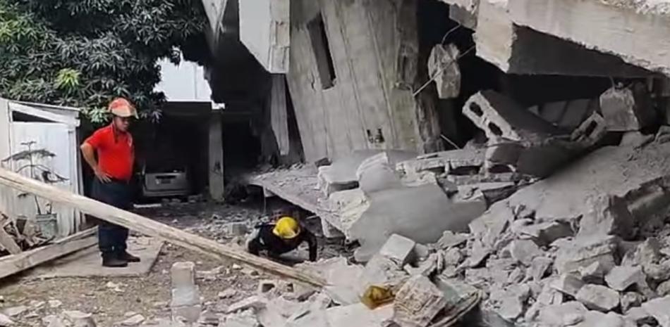 Una persona continúa bajo los escombros tras derrumbe en La Romana