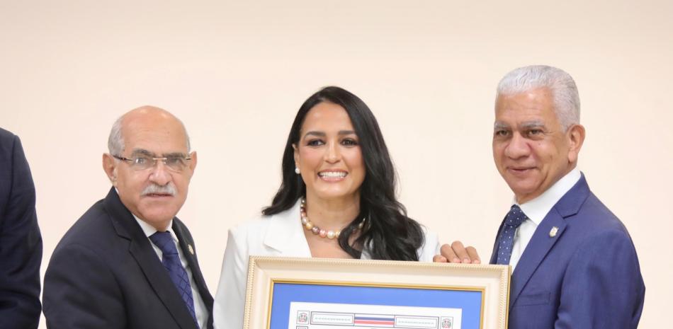 Celinés Toribio recibe reconocimiento en el Senado dominicano por su trayectoria