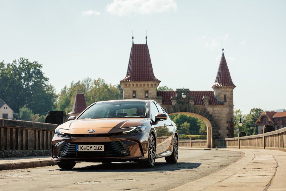 Ta limuzyna pali tyle co miejskie autko. Oto co jeszcze "potrafi" nowa Toyota Camry