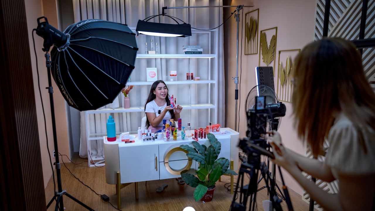 Live Shopping: Il Fenomeno che Sta Riscuotendo Successo dalla Cina all'Italia
