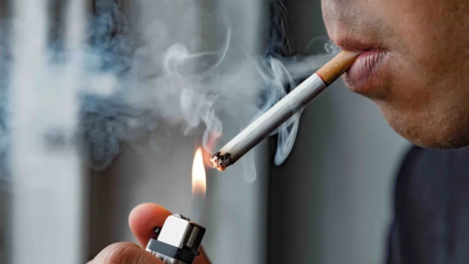 Fumar Destrói a Sua Saúde Bucal: Consequências e Como Prevenir