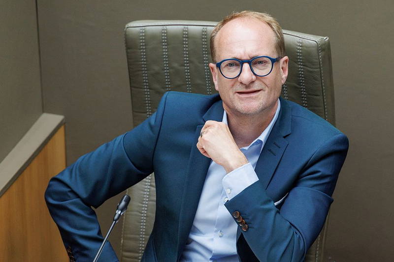 Budgettaire Strik: Vlaamse Regering Voert Strengere Controle in om Financiële Evenwicht te Bereiken