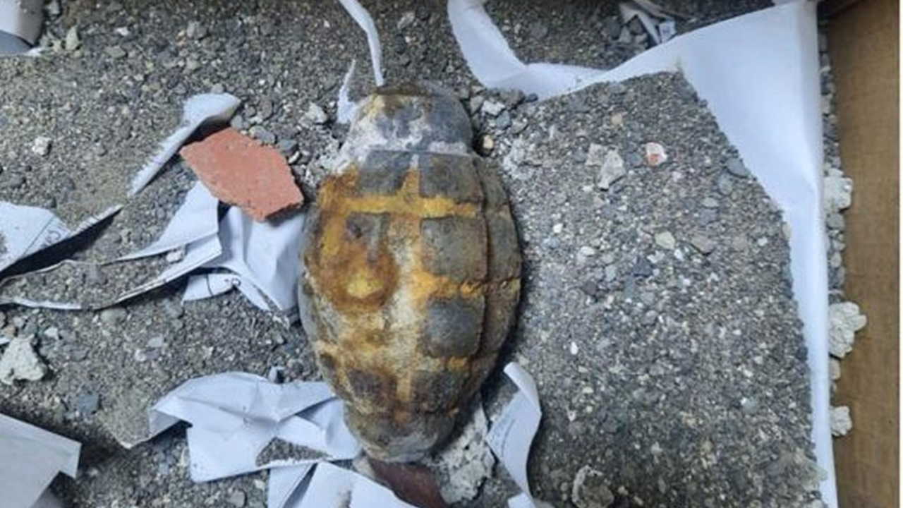 Ardahan'da İnşaat Kazısında Bulunan El Bombası Paniğe Yol Açtı! Uzman Ekipler Olay Yerine Müdahale Etti