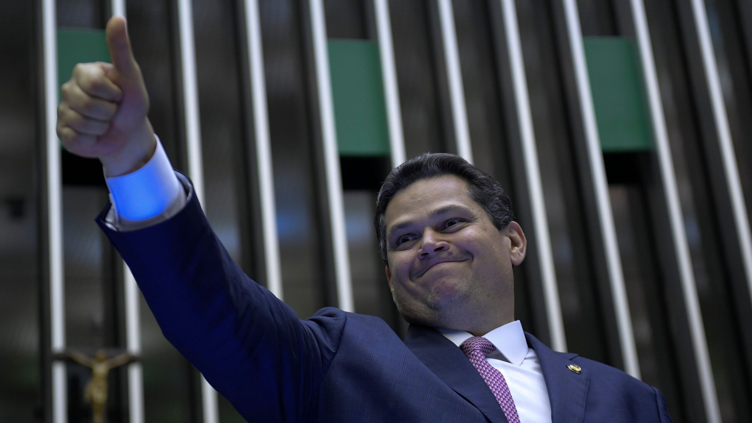 Alcolumbre: Senador Apoia Pautas que Agravam Situação Fiscal do Brasil