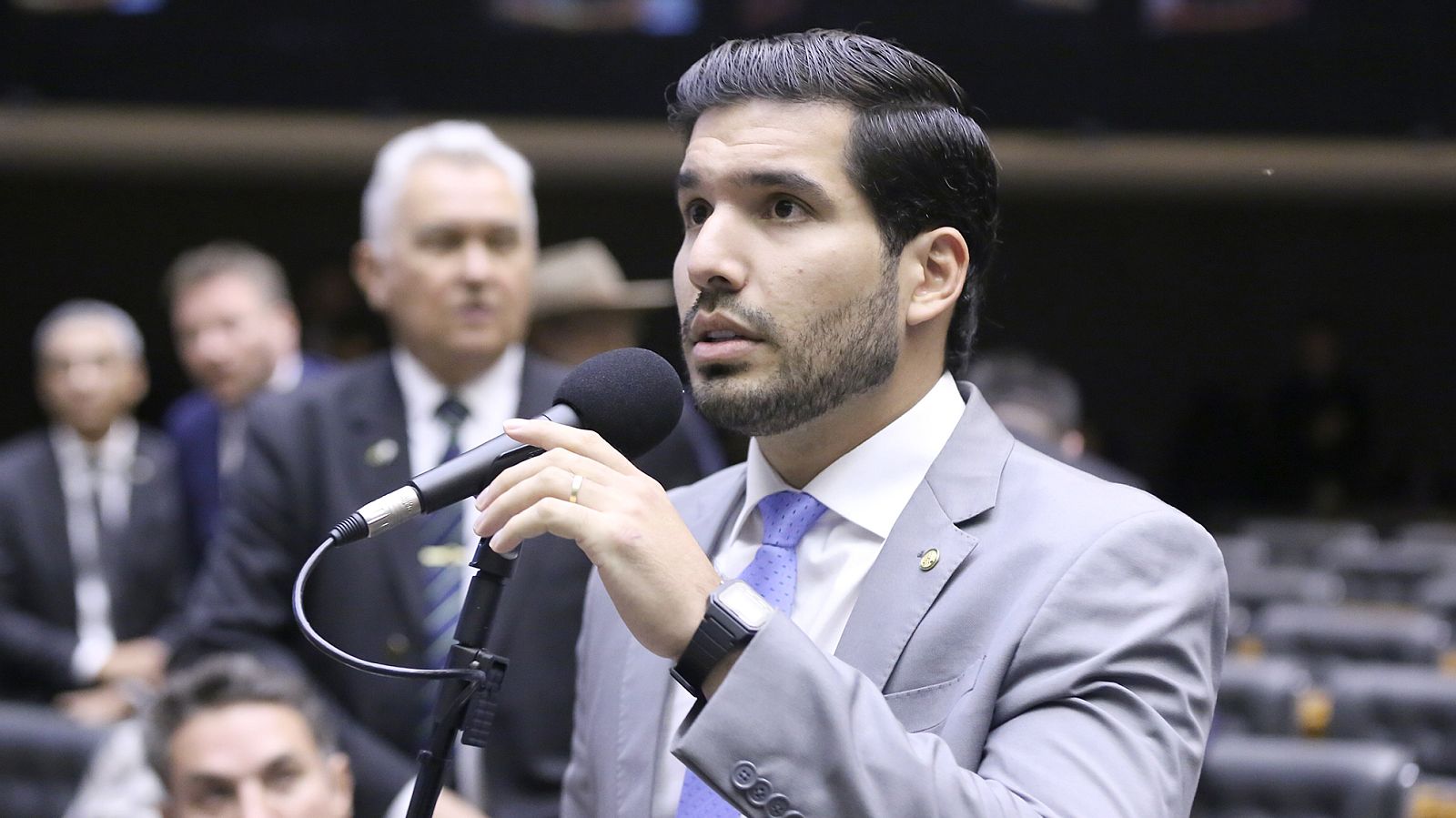 André Fernandes Desafia Hugo Motta e Revive Debate Sobre Contas Públicas: O Que Aconteceu?
