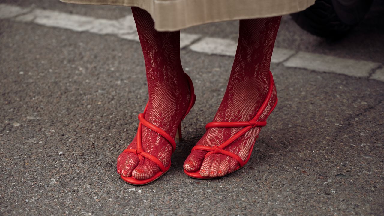 ¡Adiós al Tabú! Expertos de Moda Aprueban Combinar Pantimedias y Sandalias: La Tendencia que Dominará la Primavera