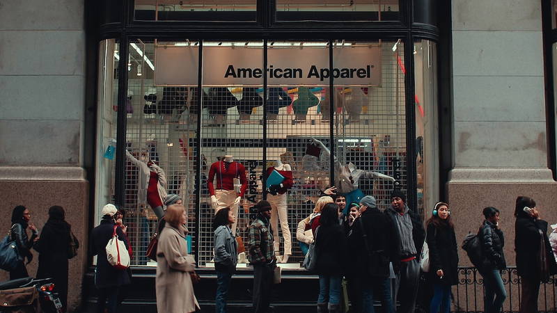 American Apparel's Duistere Erfgoed: Netflix Onthult Verontrustende Trailer van 'Trainwreck'