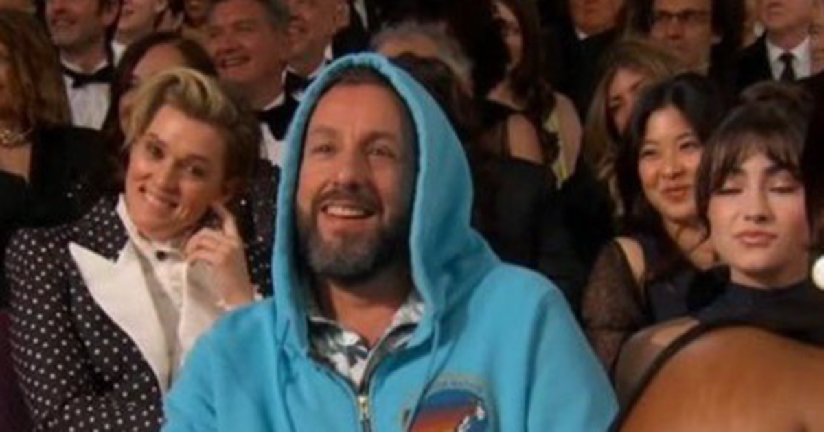 Adam Sandler fa scalpore agli Oscar con look casual: felpa con cappuccio e pantaloncini