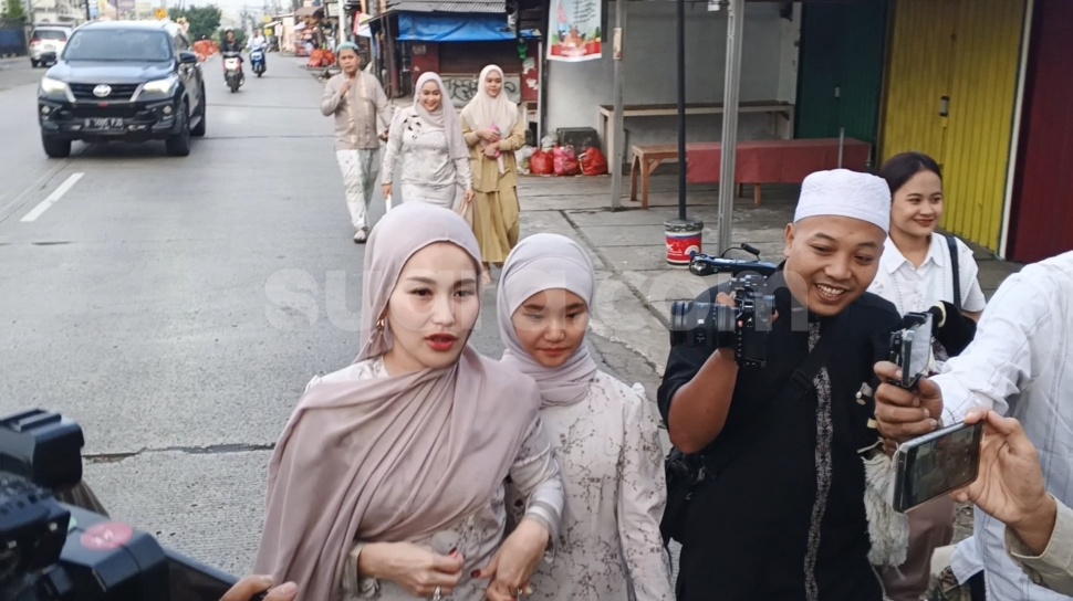 Ayu Ting Ting Bagi-Bagi THR Lebaran ke Warga Sekampung, Netizen Puji Keberanian!