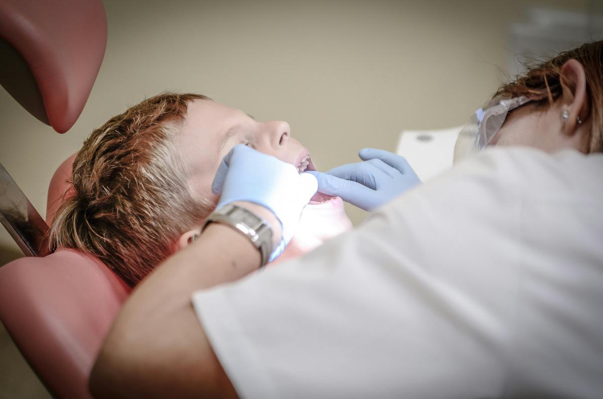 Hypominéralisation des dents : une affection dentaire touchant 1 enfant sur 5 en France – Causes, symptômes et solutions