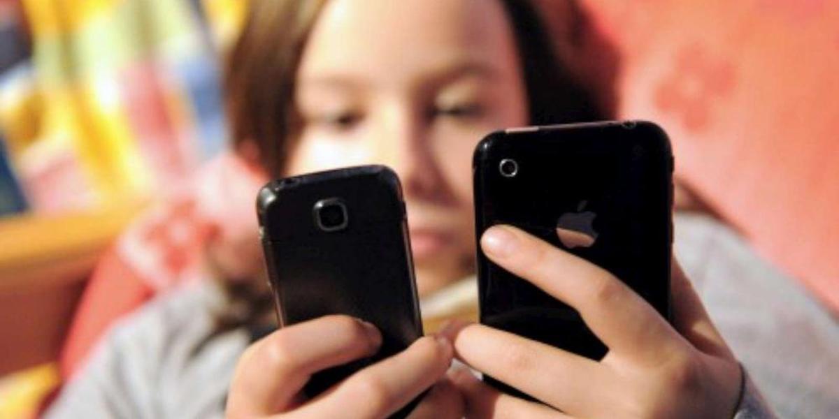 Attention aux écrans : Comment l'utilisation excessive du smartphone impacte la relation parent-enfant et la santé mentale des jeunes