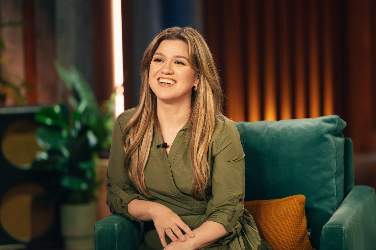 Kelly Clarkson Makes Bold Confession About Talk Show Struggles