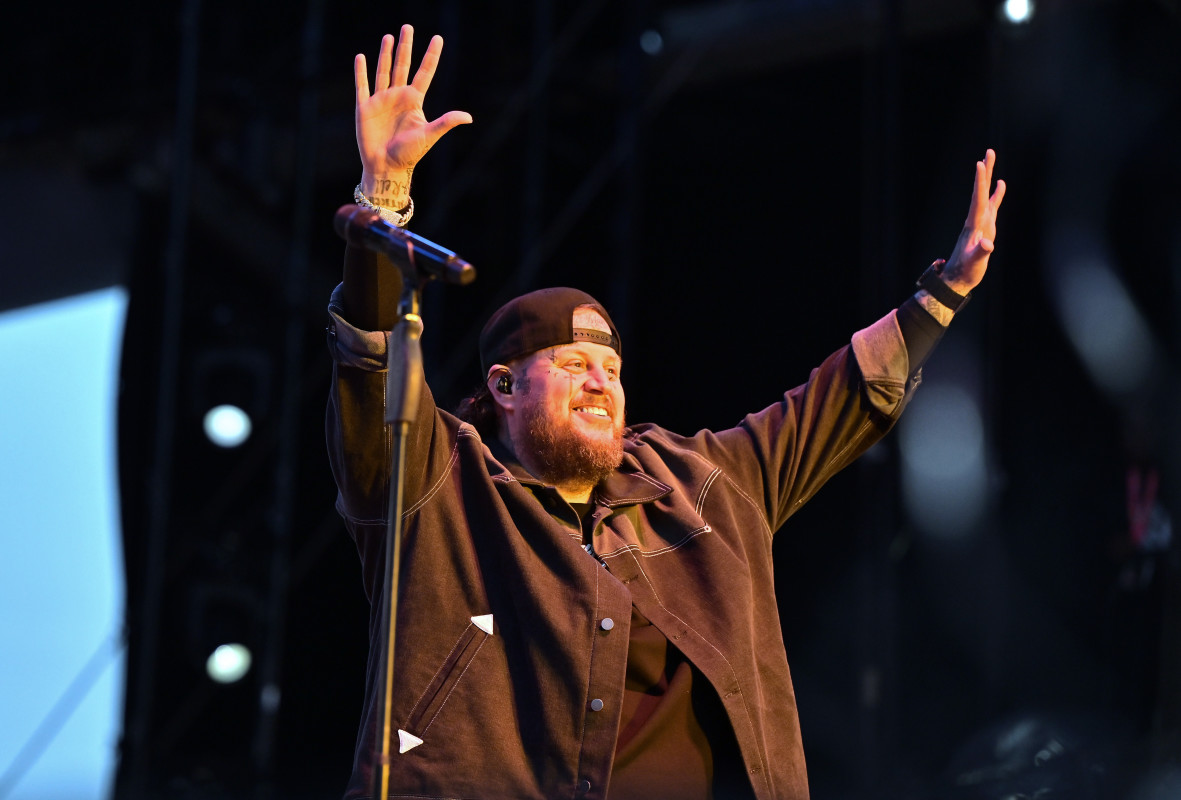Jelly Roll's Emotional Reunion with Childhood Teacher Stuns Hershey Crowd