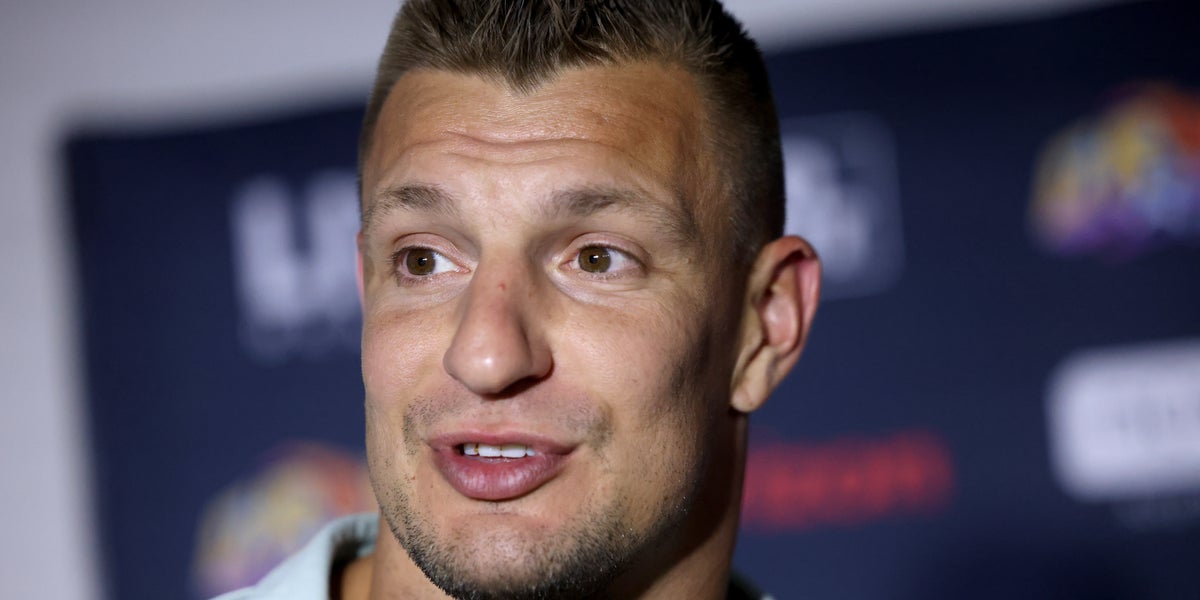 Gronk's Hilarious Reaction to a Bill Belichick Romance Jibe!