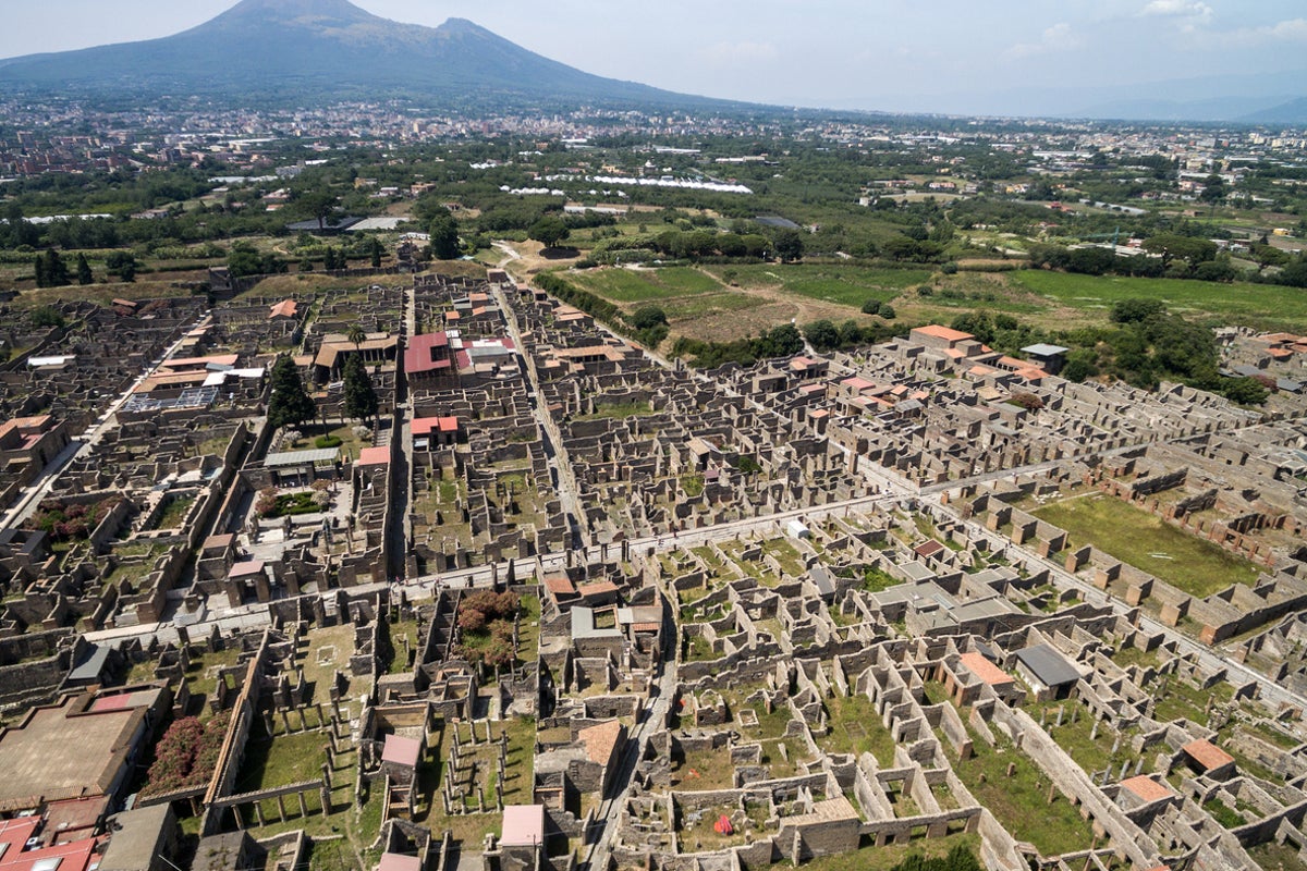 Pompeii Helicopter Tours Halted: 8 Aircraft Seized Amid Safety Concerns