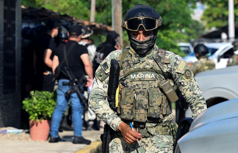 Hombres armados matan a 10 personas en un bar de México