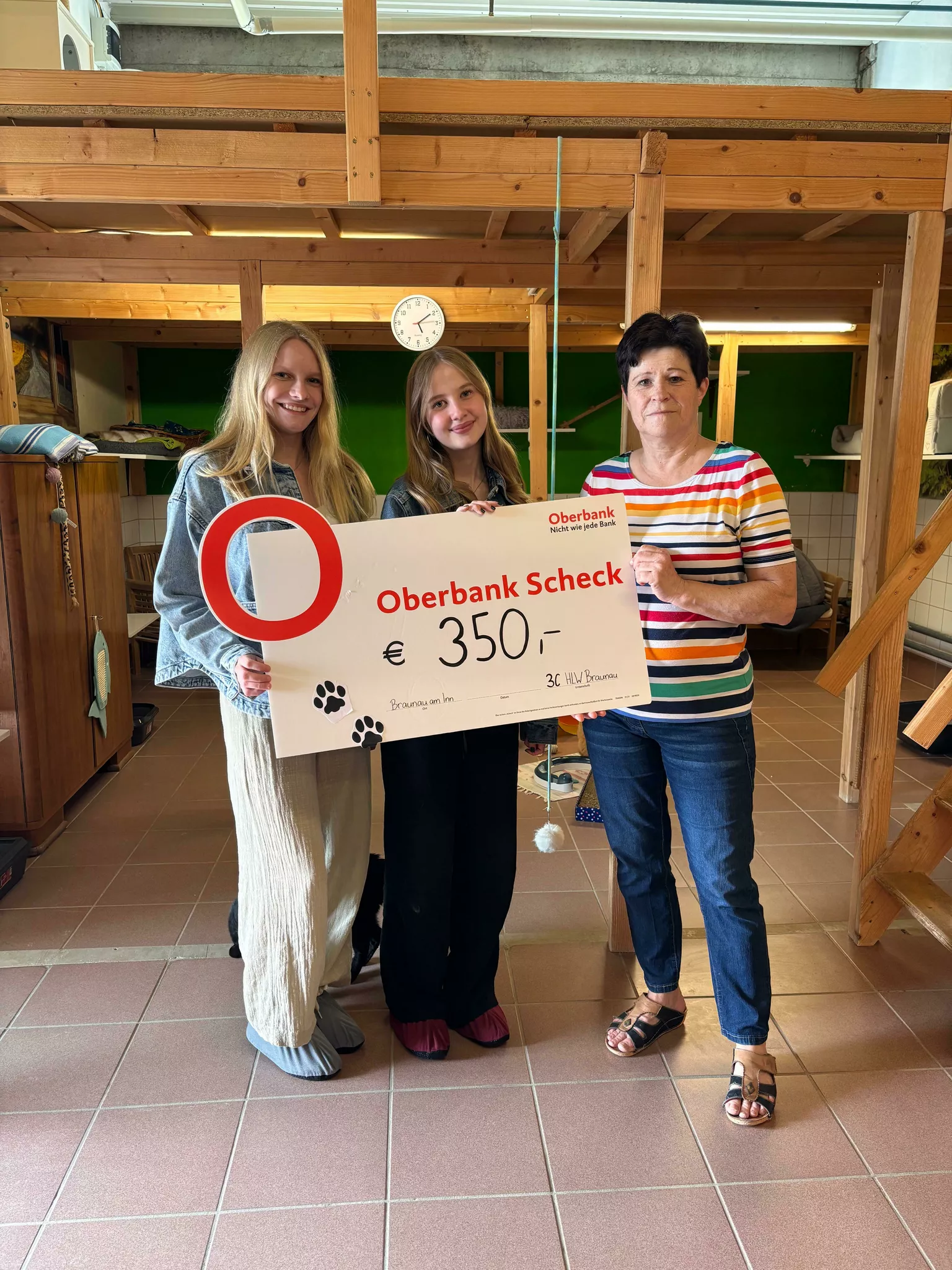 Braunau: Drittklässler spenden 350 Euro an Tierheim – Aktionstag für Umwelt, Tiere und Gesundheit