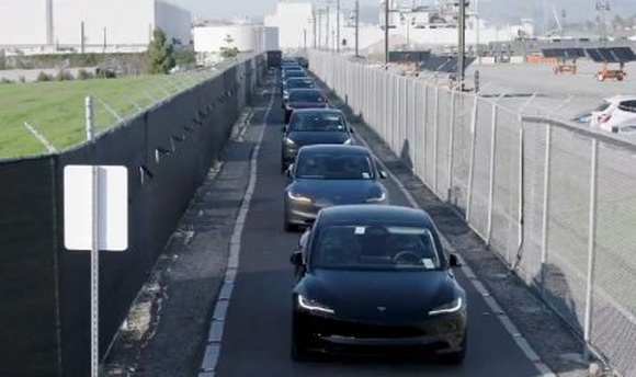 Акции Tesla обвалились: что спровоцировало резкий спад?
