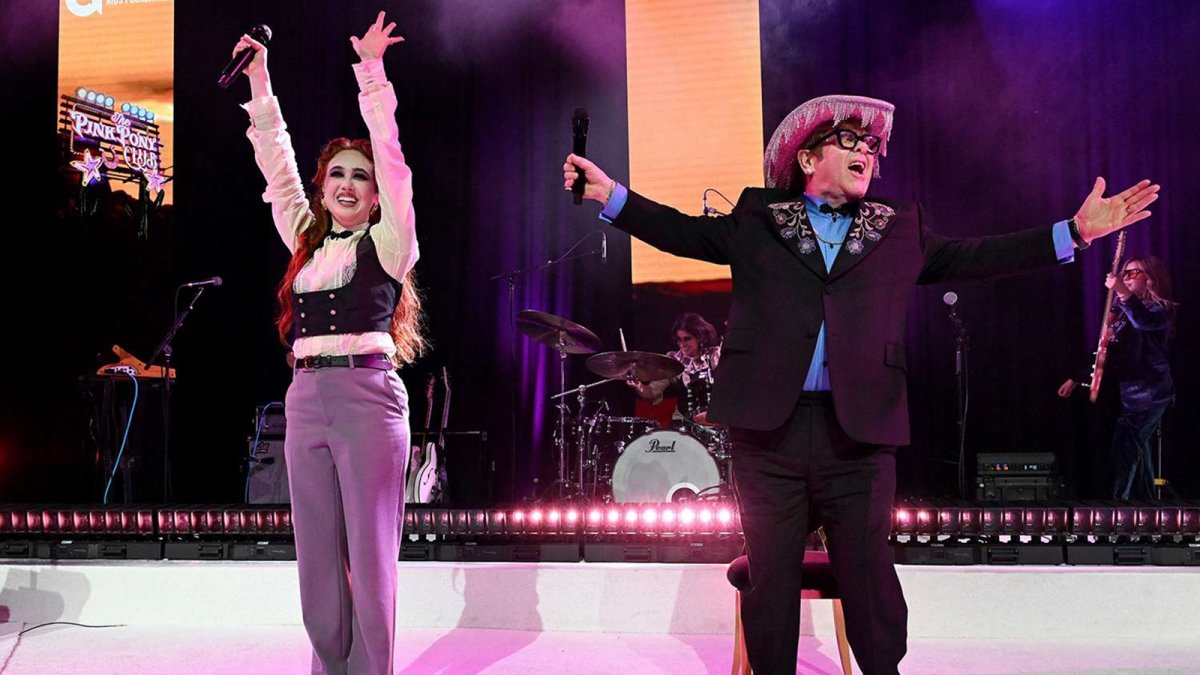 Elton John e Chappell Roan si esibiscono insieme al Pink Pony Club durante la serata degli Oscar 2025