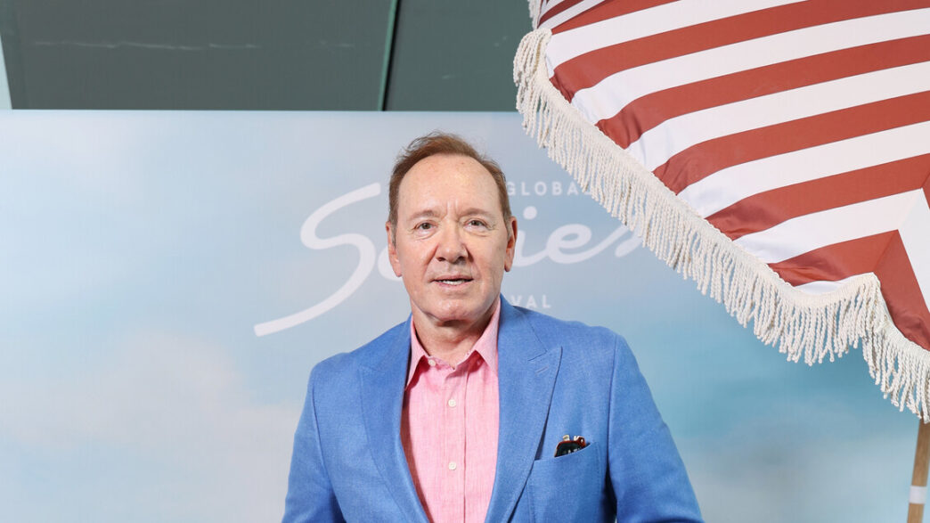 Kevin Spacey chiede la pubblicazione dei fascicoli su Epstein: "La verità deve venire fuori"
