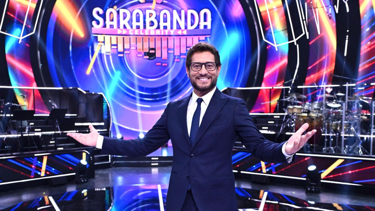 Sarabanda Celebrity: La Notte di Musica e Sfide su Italia 1! Scopri Chi Vincerà con Enrico Papi