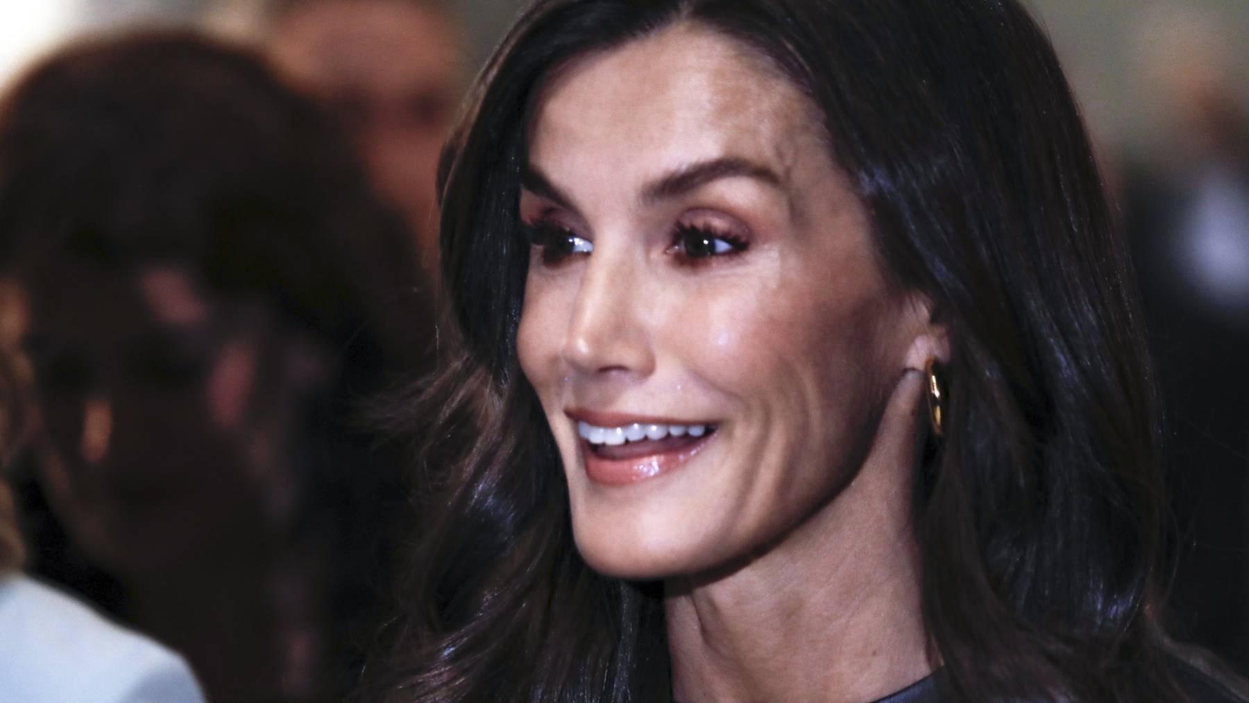 Letizia impone su ley en el 'total black': ciencia y estilo en perfecta sintonía