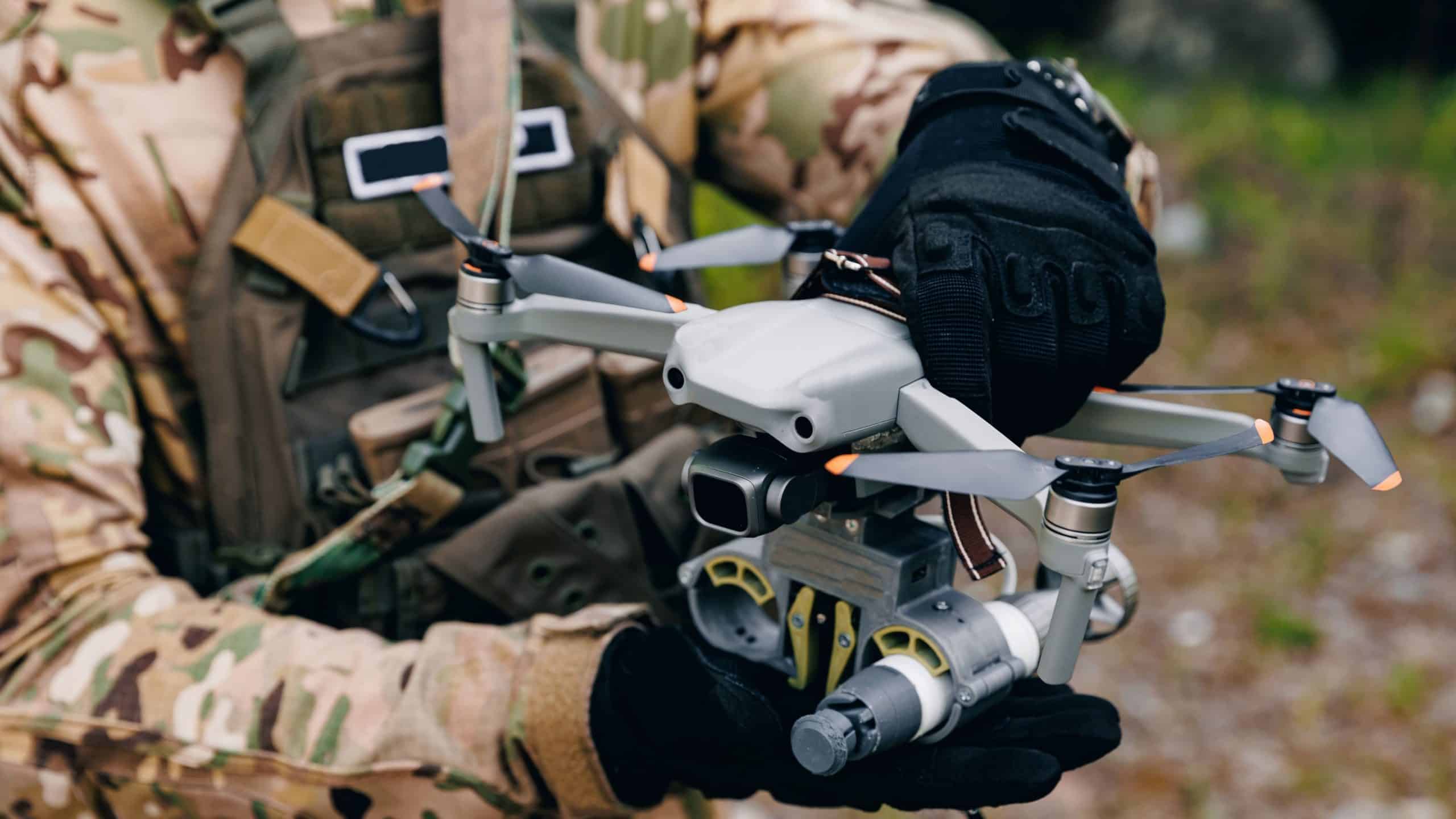 VÍDEO: Ucrânia Lança Contra-Ataque com Drone para Derrubar Veículo de Vigilância Russo
