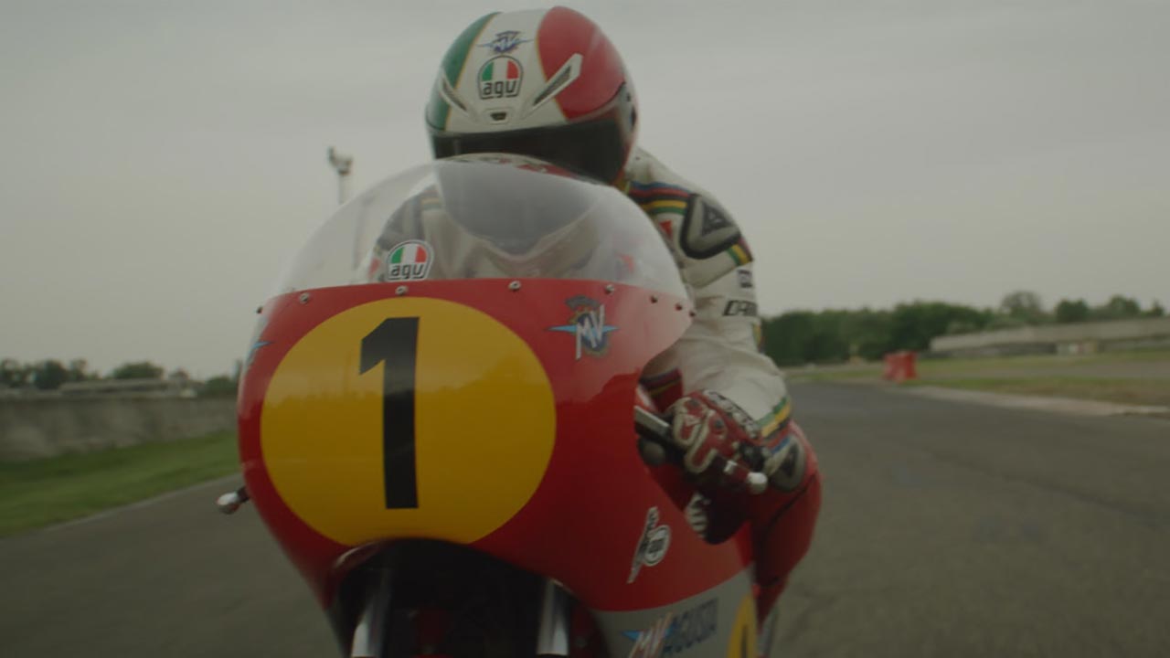 Ago, la storia di Giacomo Agostini, mito italiano e pilota di moto ritratto in maniera lineare ed efficace