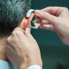 Scandale dans le 100% santé : les fraudes des opticiens, audioprothésistes et dentistes dénoncées