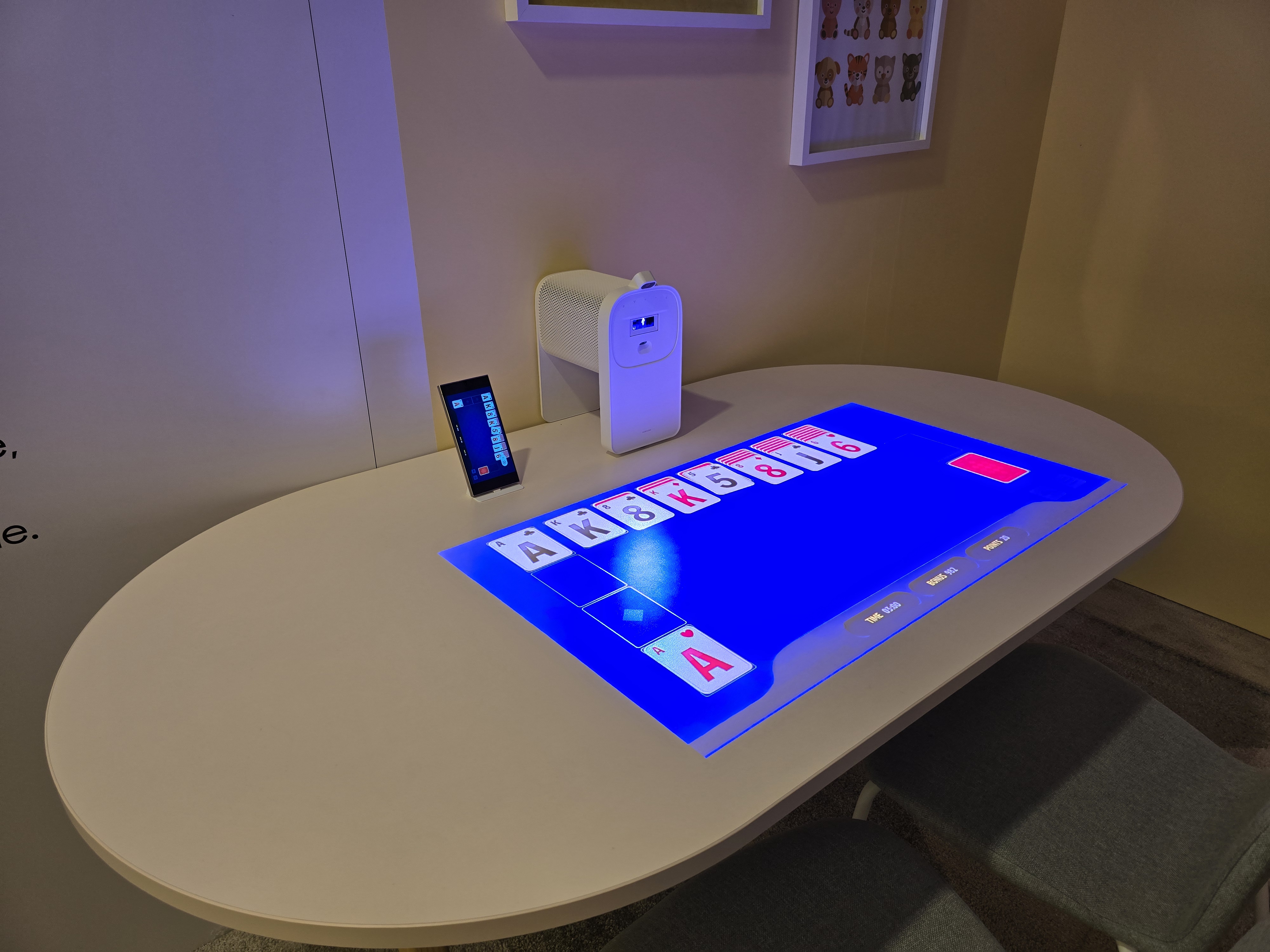 Découvrez le Samsung The Premiere 5, le petit vidéoprojecteur qui transforme votre table en écran tactile interactif