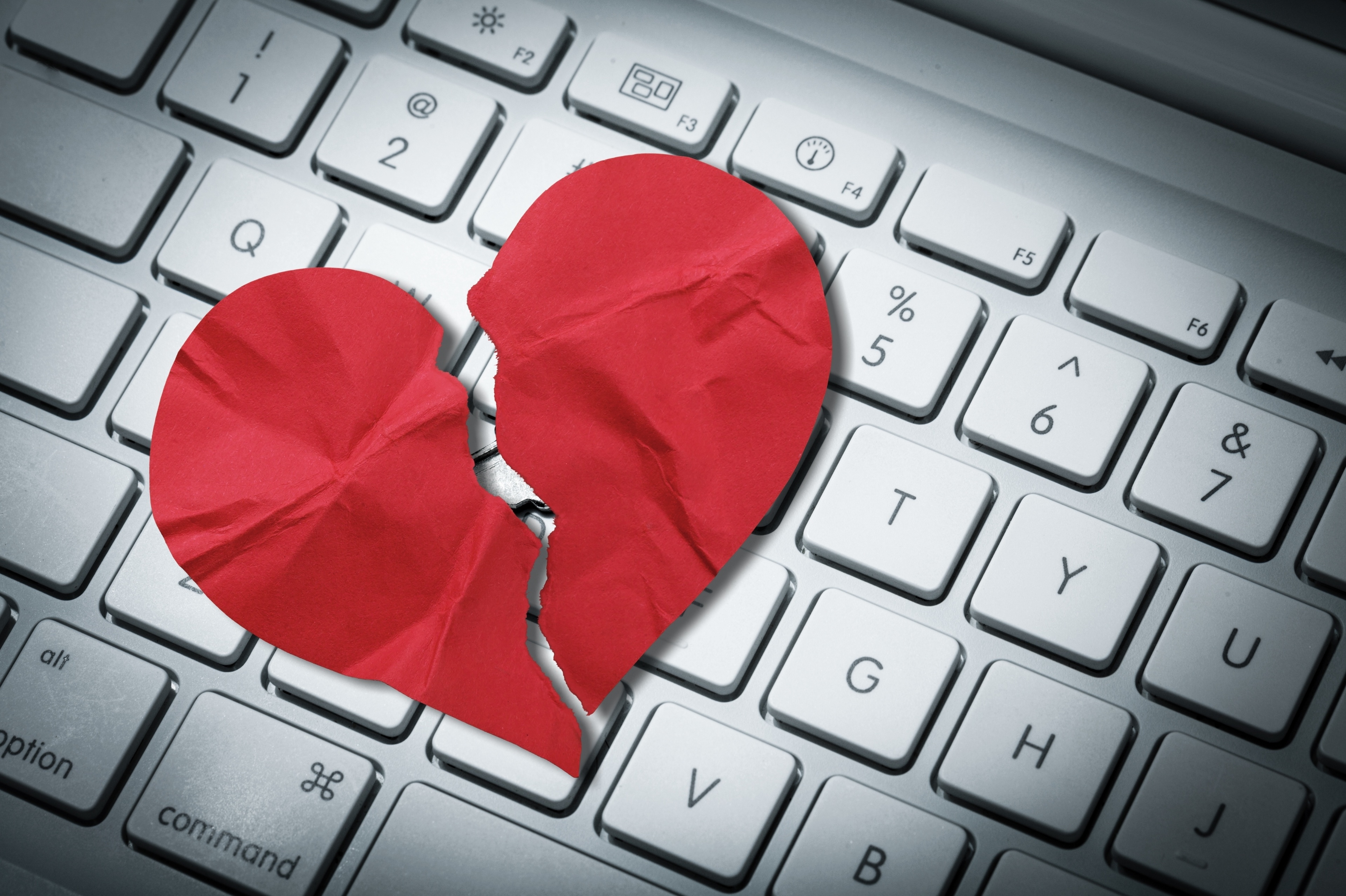 Saint-Valentin : attention aux arnaqueurs de l'amour qui vous promettent le monde