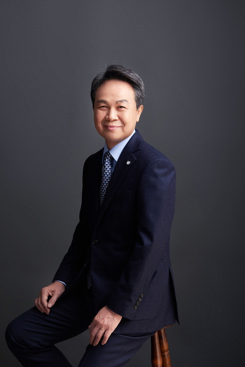 진옥동 신한금융 회장, AI 교육 '특명' 발동! 디지털 전환 가속화