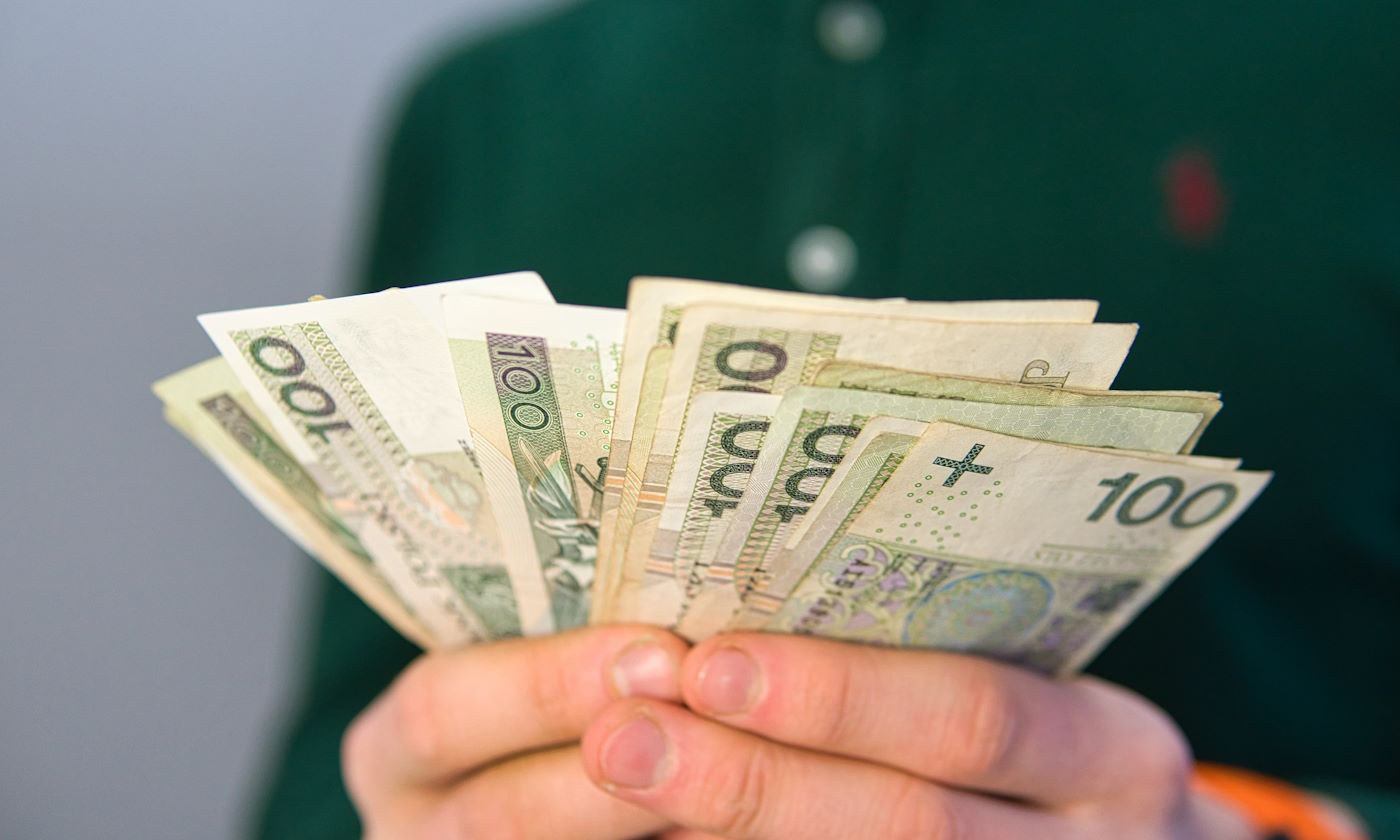 Finanse Polaków w 2024 roku: oszczędności biją rekordy, kredyty w tyle