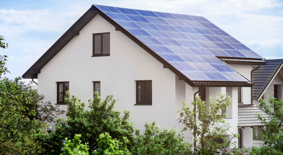 Rewolucja w fotowoltaice: Koniec z opłatami i nadwyżkami. Nowy układ magazynowania energii