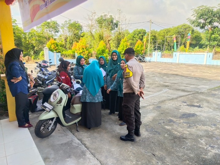 Bhabinkamtibmas Polsek Bengkalis Sambangi Ibu-ibu PKK untuk Proses Cooling System Pasca Pilkada 2024
