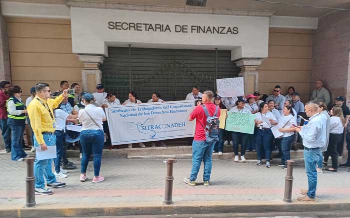 Sitraconadeh se manifiesta frente a la Secretaría de Finanzas para exigir aumento del presupuesto